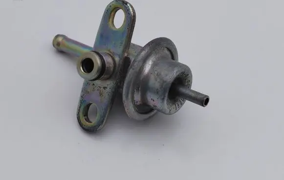 Suzuki Wagon R+ Fuel pressure regulator 156106400