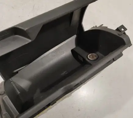 Nissan X-Trail T30 Glove box