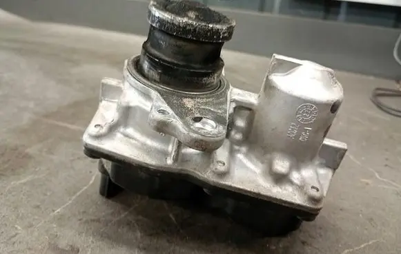 Opel Vivaro Electromagnetic valve 147105982R