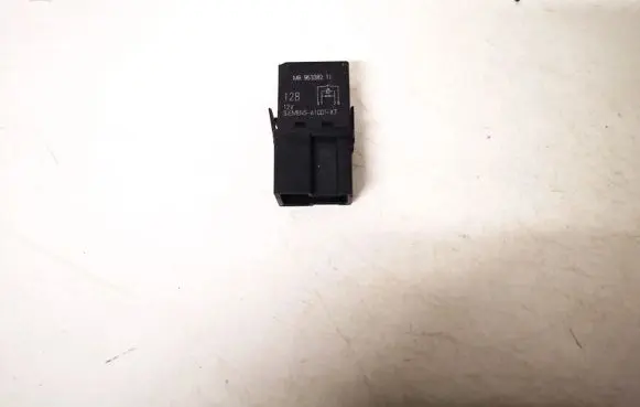 Volvo S40, V40 Other relay mb953382