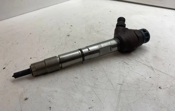 Volkswagen PASSAT B8 Fuel injector 04L130277AC