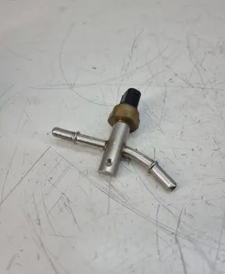 Jaguar F-Type Fuel pressure sensor 8w839f972aa