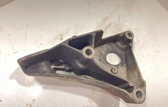 BMW 5 E60 E61 Engine mounting bracket 6905
