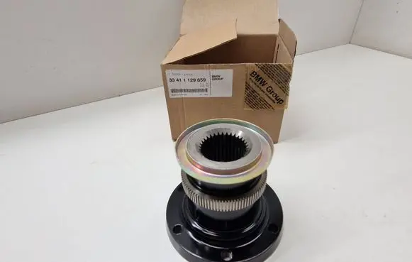 BMW 7 E23 Rear wheel hub 33411129859