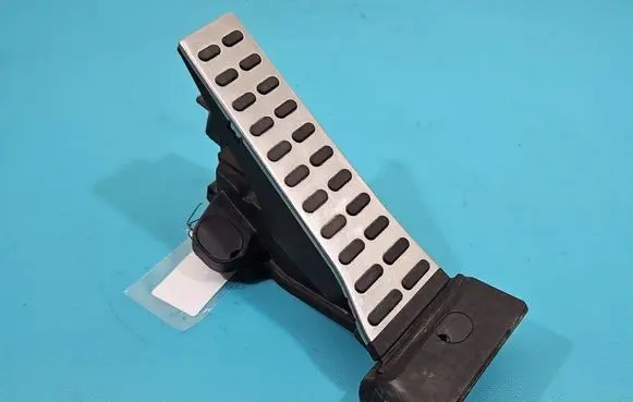 Accelerator throttle pedal