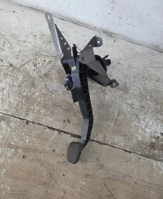 Mazda 3 I Clutch pedal 