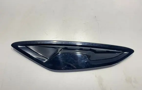 BMW 8 G15 Fender end trim 7419019
