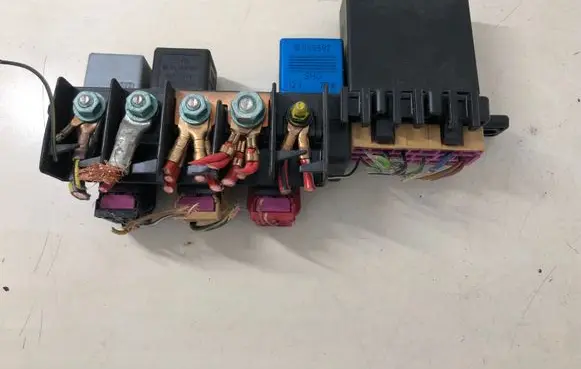 Volkswagen PASSAT B5 Fuse module 8L0941822A