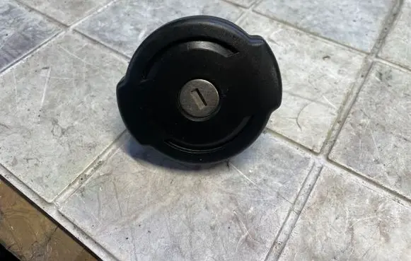 Peugeot 5008 Fuel tank filler cap 
