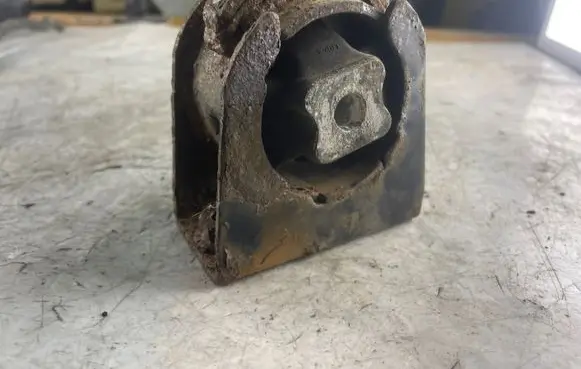 Toyota Corolla Verso AR10 Engine mount bracket