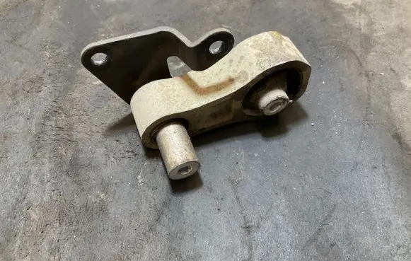 Ford Fiesta Engine mount bracket