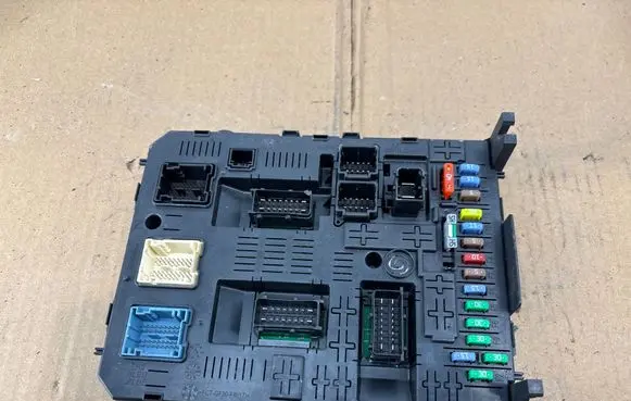 Peugeot RCZ Fuse module 281197595