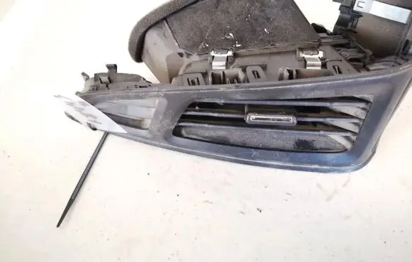 Ford Focus Dash center air vent grill bm51018b08
