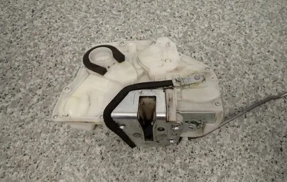 Suzuki Splash Rear door lock 