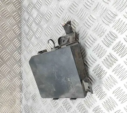 Nissan Juke I F15 Fuse module 284B71TT2C