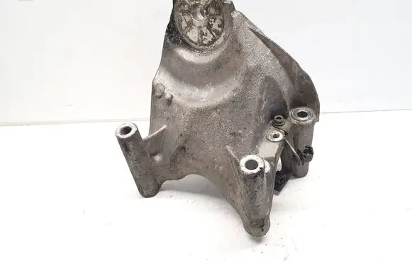 Volkswagen Touareg I Engine mounting bracket 070199308A A6R41363