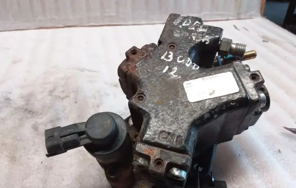 Opel Corsa D Fuel injection high pressure pump 0445010247 0928400680