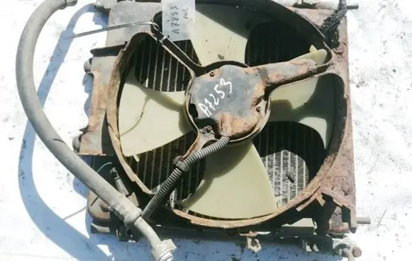 Honda HR-V Radiator cooling fan shroud