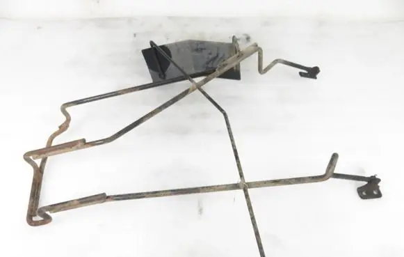 Hyundai Trajet Spare wheel mounting bracket 