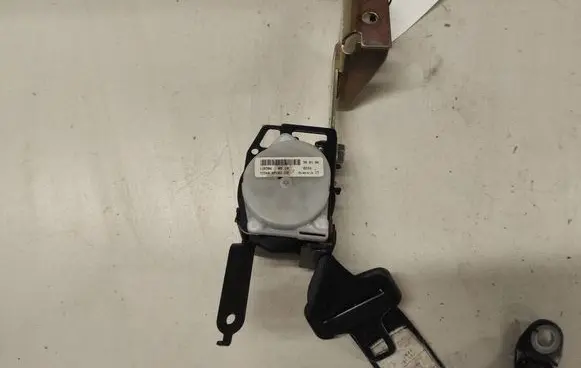 Toyota Avensis T250 Rear seatbelt 7336005101