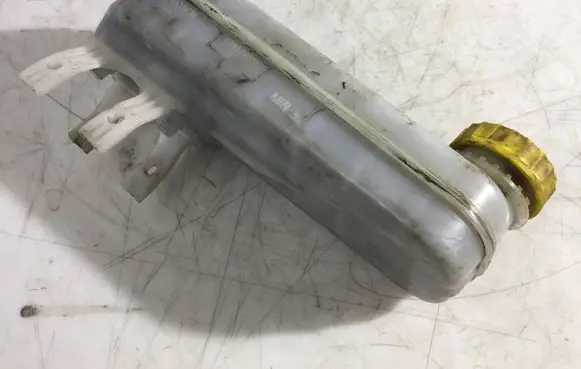 Brake fluid reservoir