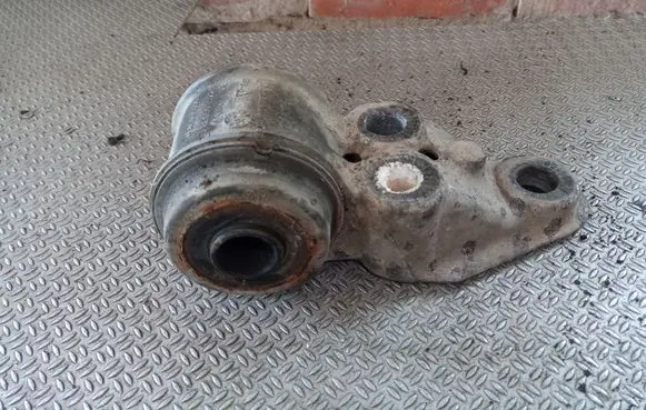 Volkswagen PASSAT B5.5 Rear axle beam mounts housing 4B0501522E 8E0501522H