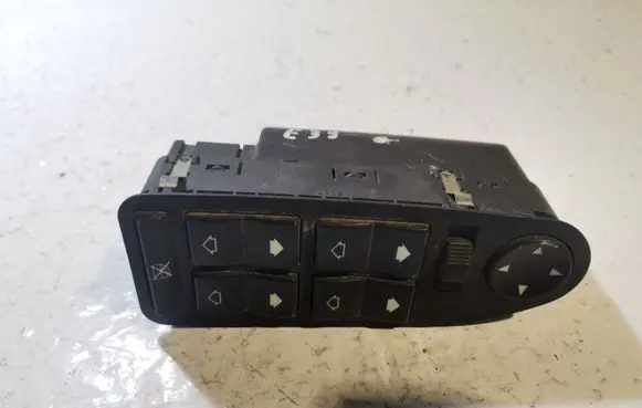 BMW 5 E39 Electric window control switch 61318368986