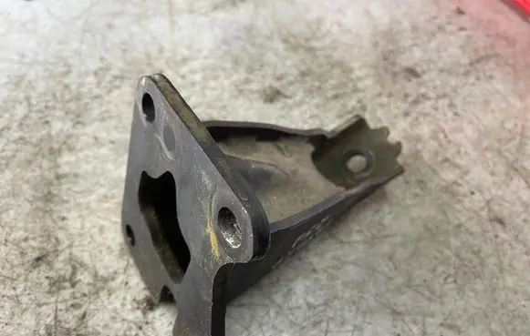 Nissan Navara D40 Engine mounting bracket