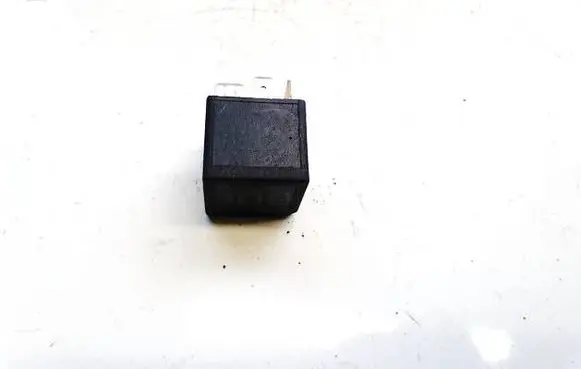 Skoda Octavia Mk2 (1Z) Other relay 95VW10K705CA V23156-J6-X45