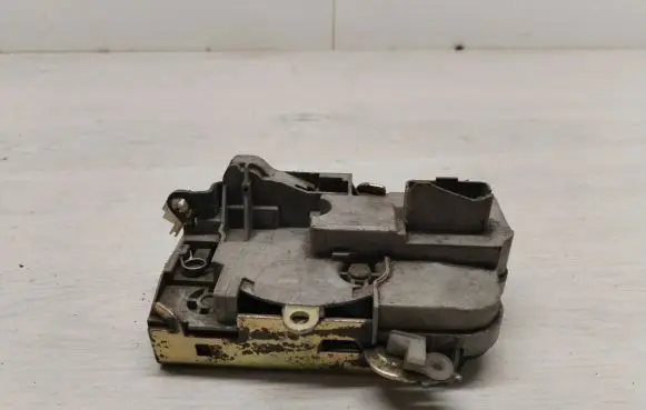 Citroen C5 Front door lock (next to the handle) 