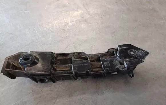 Dacia Sandero Fender mounting bracket 631438295R