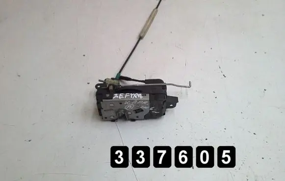 Opel Zafira B Front door lock 13220369