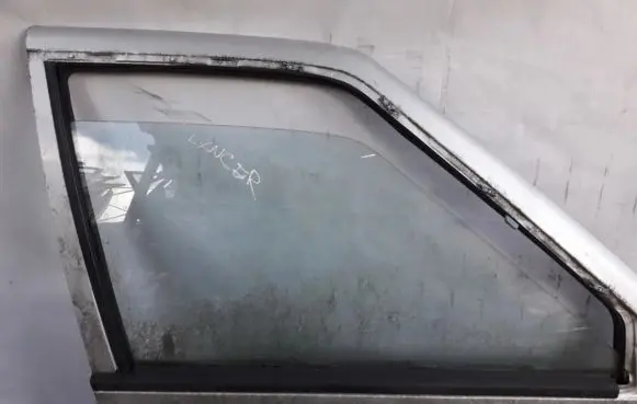 Mitsubishi Lancer Front door window glass four-door