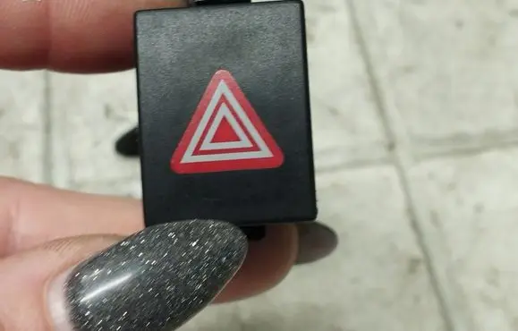 Volkswagen Polo IV 9N3 Hazard light switch 6Q0953235A