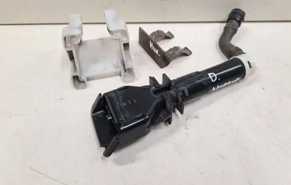 Headlight washer spray nozzle