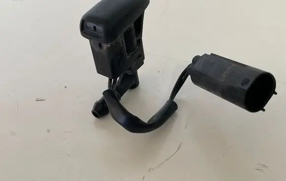 BMW 1 E81 E87 Windshield washer spray nozzle 7110851