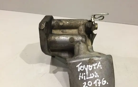 Oil filter mounting bracket