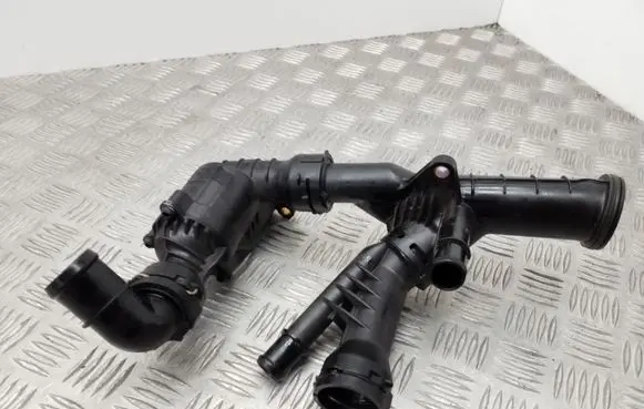 Audi Q3 8U Engine coolant pipe/hose 04L121026Q 04L121111H