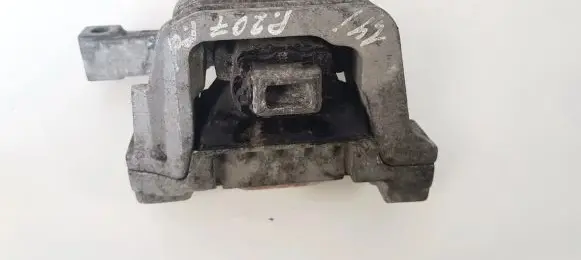 Peugeot 207 Engine mount bracket