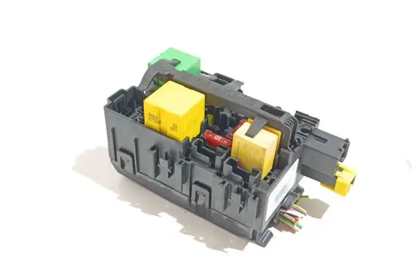 Peugeot Expert Fuse module 9806192580