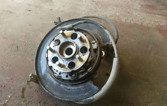 Rear wheel hub