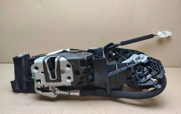 Ford Fusion II Front door lock