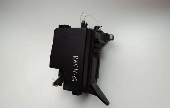Toyota RAV 4 (XA40) Fuse module 8266242331