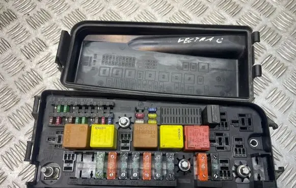 Opel Vectra C Fuse module 460023260 13144709