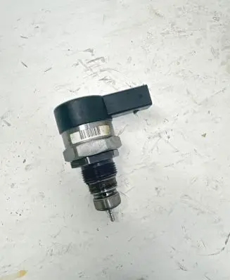 BMW 4 F36 Gran coupe Fuel pressure regulator 0281002949 26639124