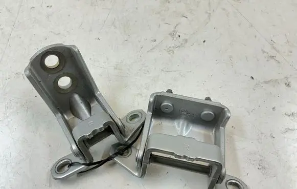 Nissan Leaf I (ZE0) Rear door hinge set 82420AG000