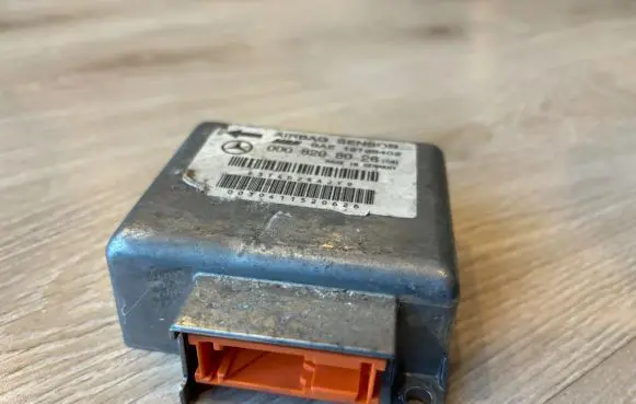 Mercedes-Benz C W202 Airbag control unit/module 0008208026 12198402 E3T4D25AJY9