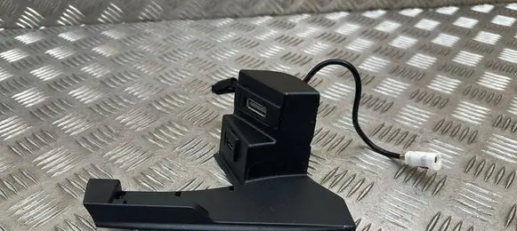 Mercedes-Benz E C207 W207 USB socket connector A2078210411