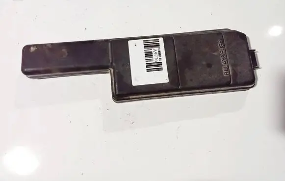 Toyota Avensis T220 Fuse box cover 