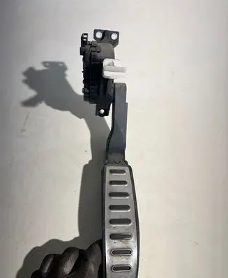 Accelerator throttle pedal